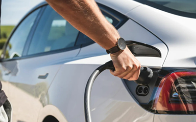 Assurance voiture électrique en Suisse : primes, rabais et avantages